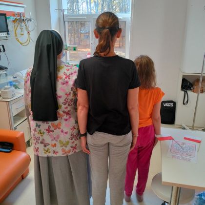 grupa śpiewająca hymn